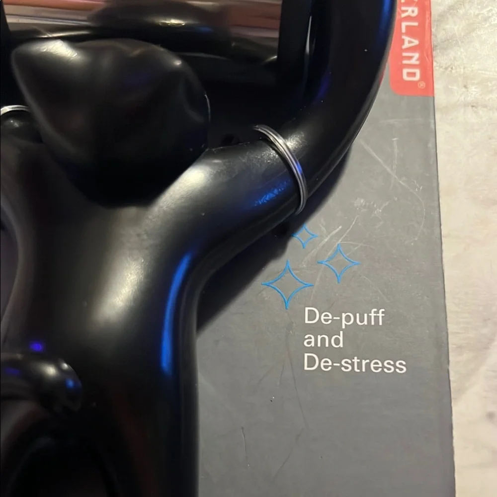 Kikkerland Black Cat Face Roller